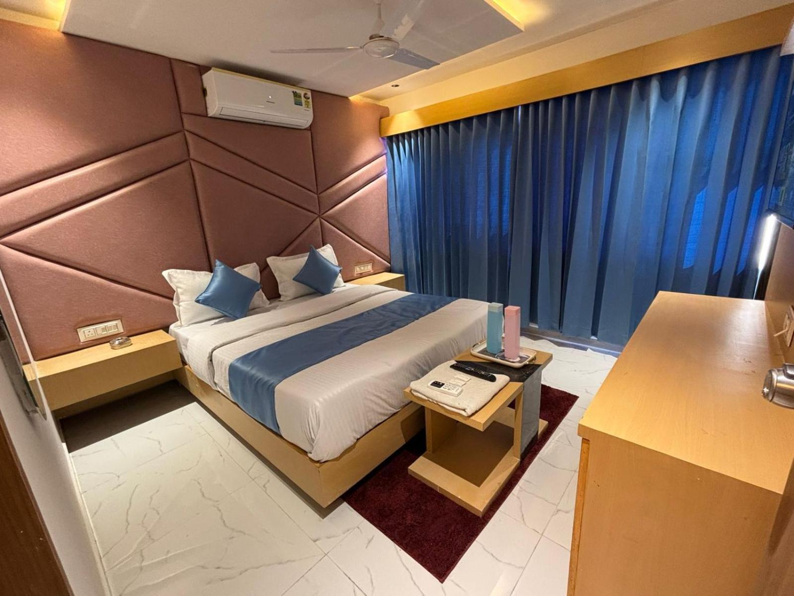 Hotel Phoniex Ahmedabad Exterior photo