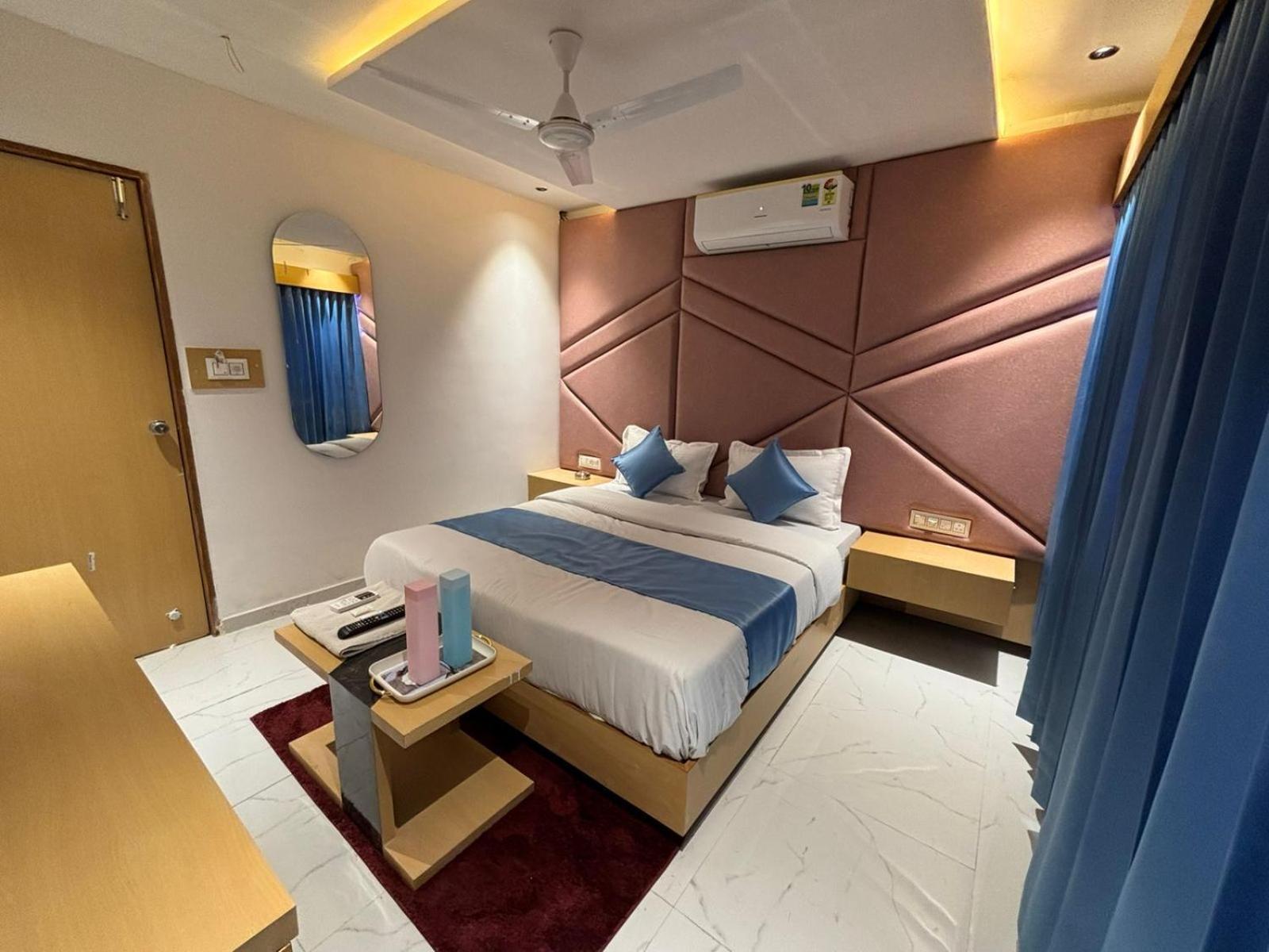 Hotel Phoniex Ahmedabad Exterior photo